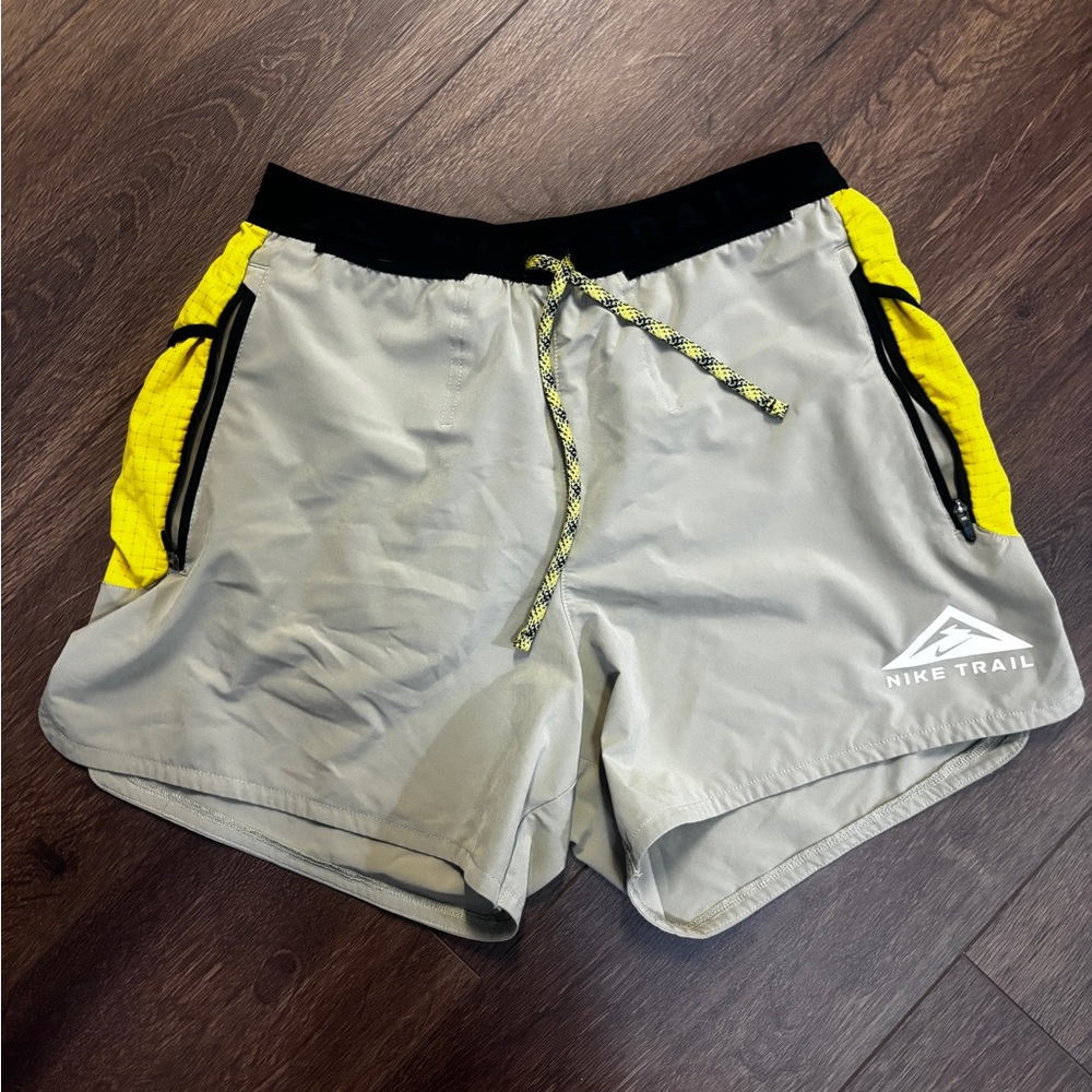 Nike Trail Second Sunrise 5” Running Shorts | Tan & Yellow | Mens Small